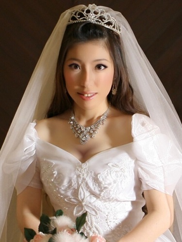 ウエディングドレスと似合う花嫁の髪形は？人気なのは？