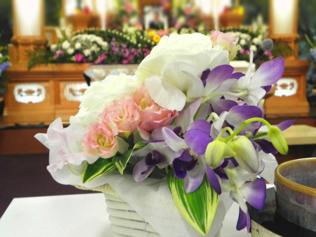 結婚式の準備中に身内に不幸が…喪中に結婚式を挙げるのはあり？なし？